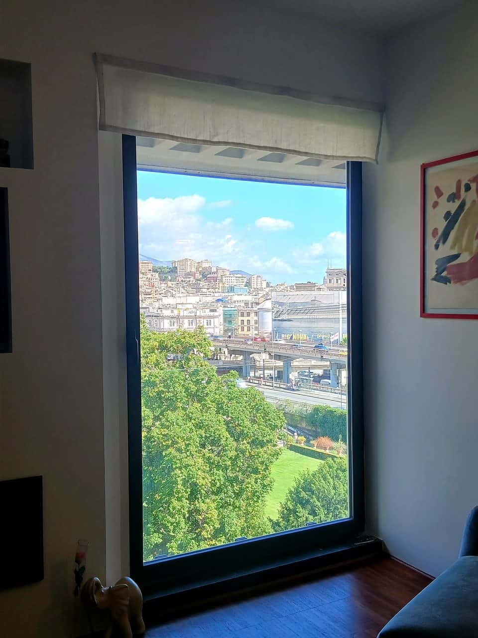 Finestra grande ad un'anta in alluminio nero opaco installata in centro Genova - Cosmetal