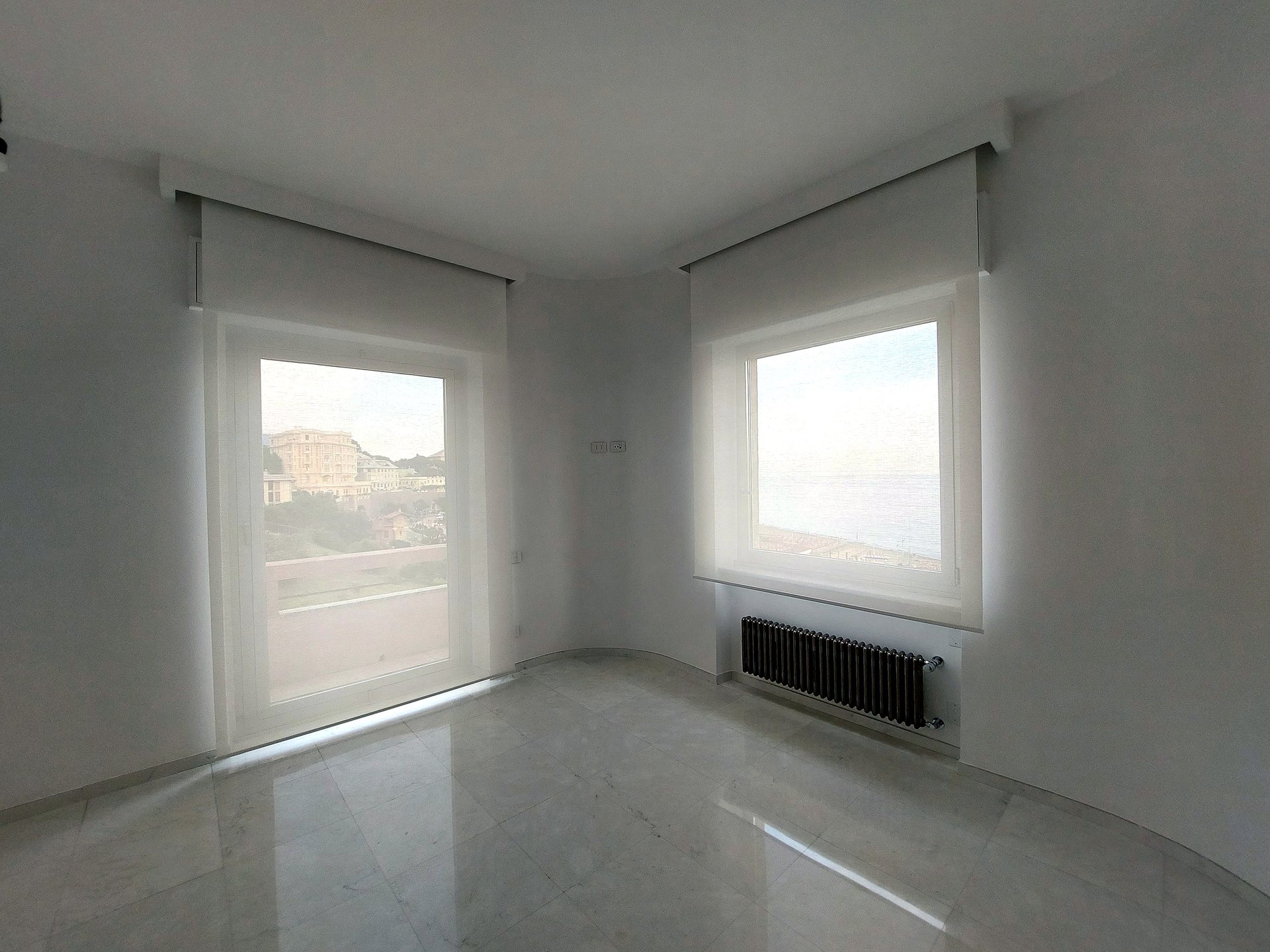 Finestra a bilico in alluminio di grandi dimensioni installata a Genova - Cosmetal