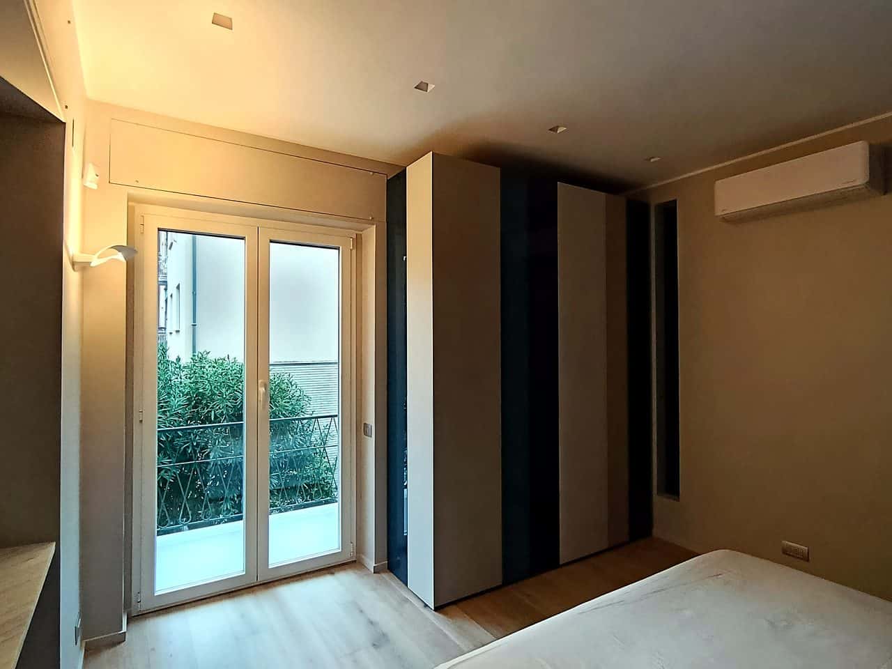 Finestra due ante alluminio bicolore bianco interno + tinta legno esterno isolante termico acustico - Genova Piazza Leonardo Da Vinci - Cosmetal