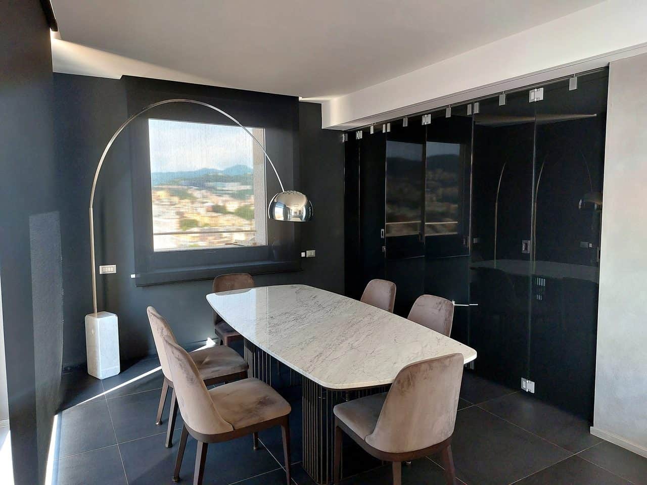 Finestre in alluminio a bilico installate alla una suite di pregio del centro storico a Genova - Cosmetal