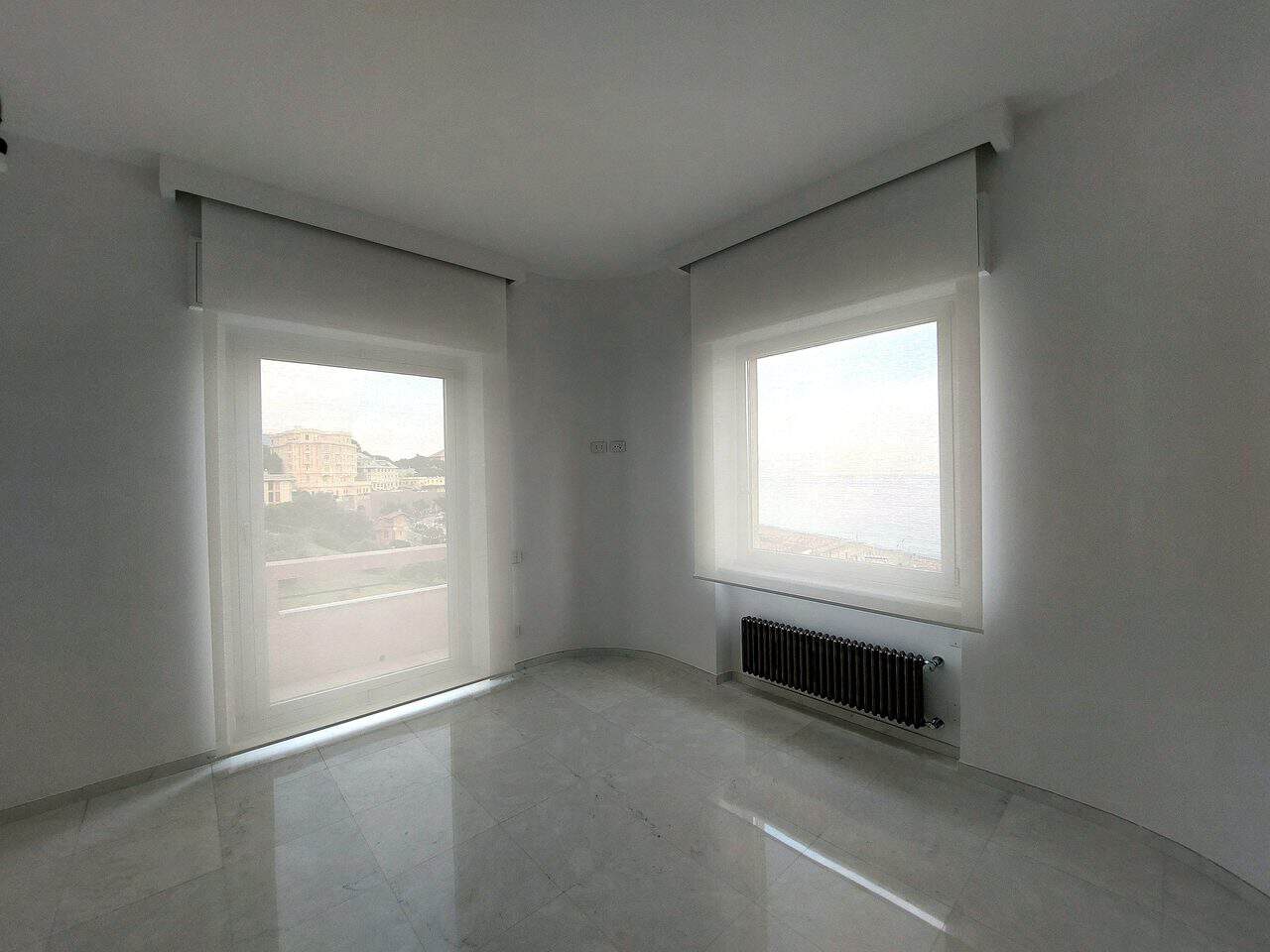 Interno con finestra a bilico in alluminio di grandi dimensioni - Genova - Cosmetal