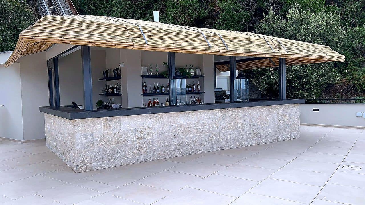 Locale commerciale Arenzano con tapparelle alluminio motorizzate installate da Cosmetal