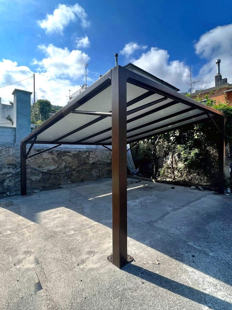Pergola Albisola con copertura auto fissa in alluminio installata da Cosmetal