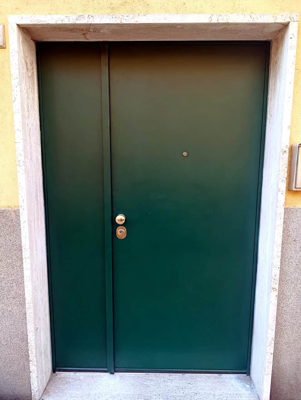 Porta blindata classe 4 a due ante con pannello esterno verniciatura RAL - Genova - Cosmetal