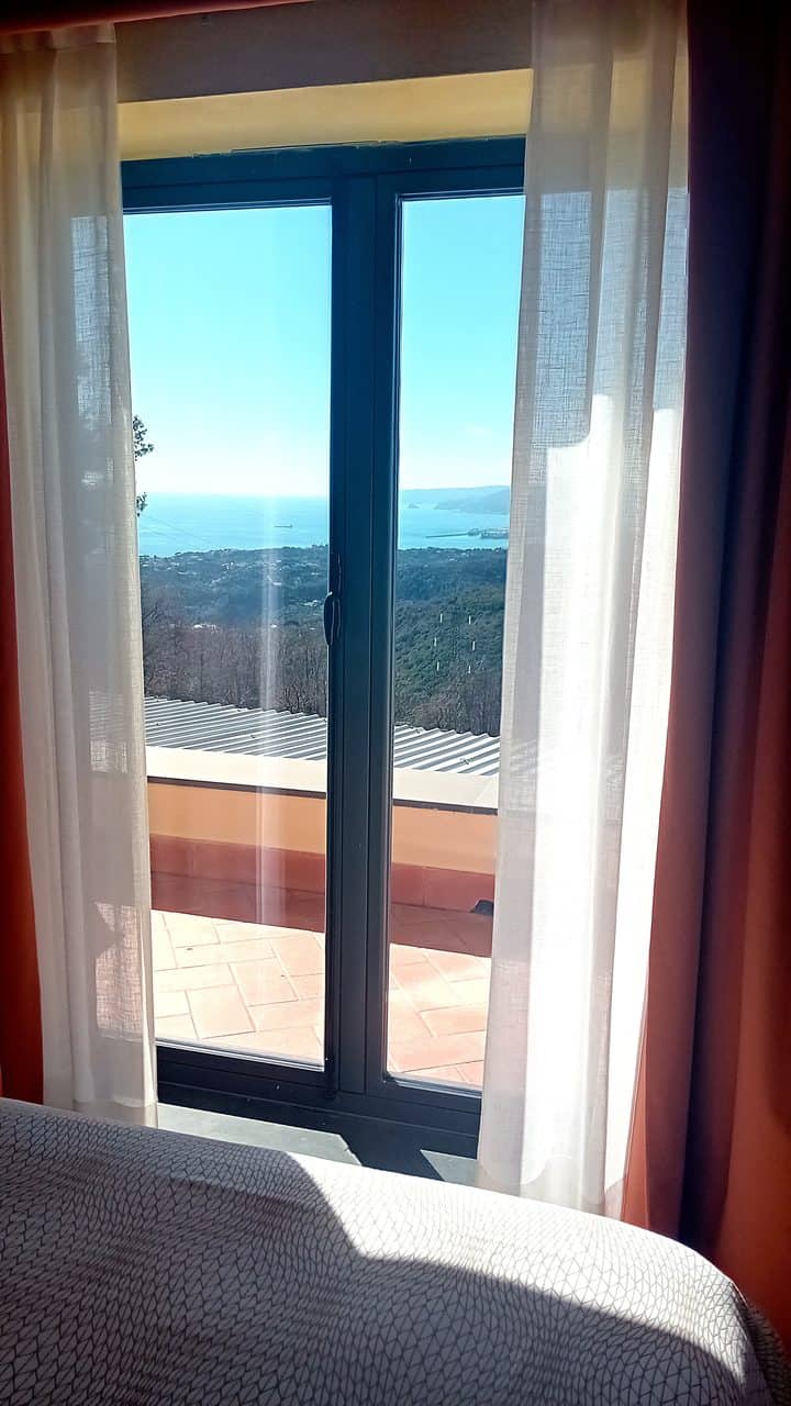 Serramento apertura esterna in alluminio taglio termico - una struttura ricettiva a Varazze - Cosmetal