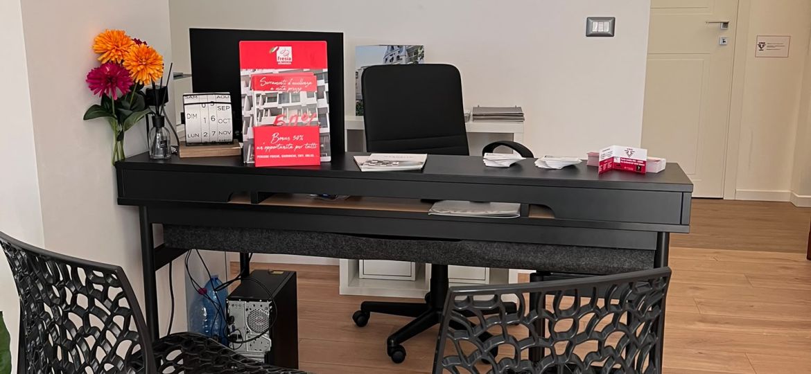 Desk di consulenza nel nuovo showroom Cosmetal in Via XX Settembre 7 Genova con schermo Cosmetal e sedie moderne