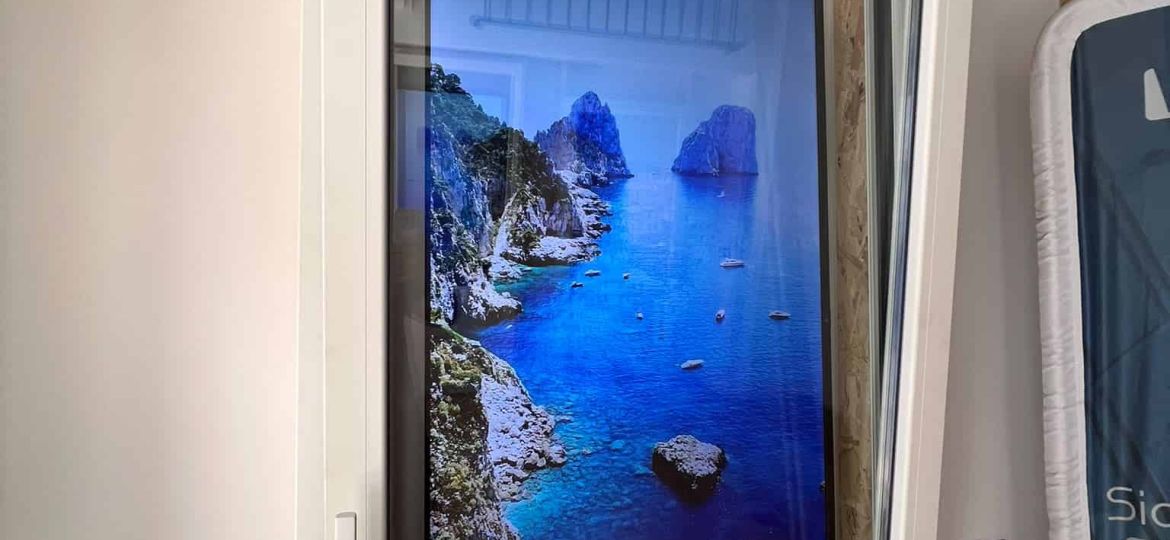 Finestra in PVC bianco con vista dei Faraglioni di Capri esposta al nuovo showroom Cosmetal Via XX Settembre 7 Genova