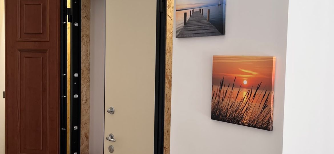 Porta blindata beige-marrone all'ingresso del nuovo showroom Cosmetal Via XX Settembre 7 Genova