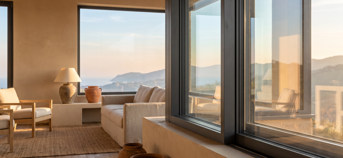 Finestra moderna con vista sulla costa ligure - guida ai bonus infissi 2026
